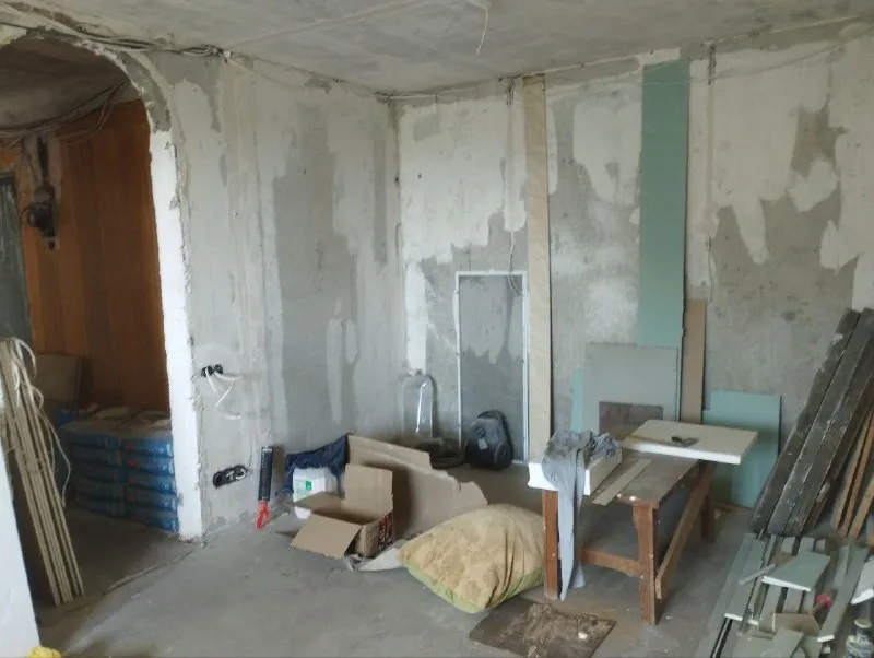 ‼️продажа квартиры‼️ 🏡продажа 3-трехкомнатной квартиры от собственника без агенств 🗺г. донецк днр пролетарский р-н ул. щетинина ✅этажность–8/9 жилого дома ✅общая площадь–69 м2 ‼️квартира под ремонт‼️ ✅вода доходит продажа со строй материалами ✅начальные работы сделаны новые окна и двери ✅в шаговой доступности садики и школа 124 🔥собственник 💴цена: 5🍋500.000 рублей торг‼️ 📞звоните ☎️+7(949) 333-45-12 кристина 📨подписаться - фотография - 9