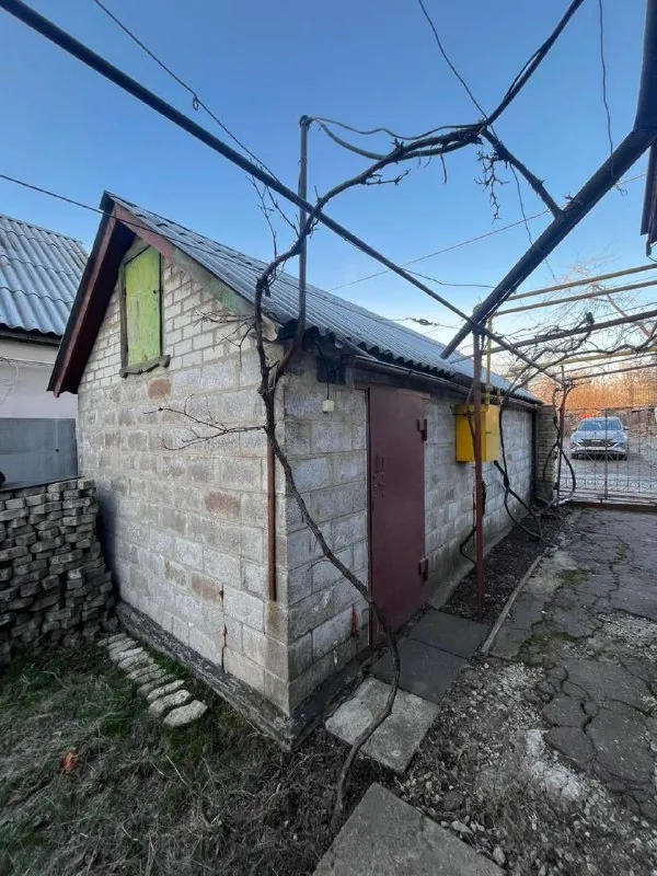 продам 4х-комнатный 🏡 дом 🌇донецке по ул. виноградной (кировский р-н, ориентир - пл. свободы, фабрика игрушек)📍 ✅общая площадь участка - 608 м2.общая площадь дома - 77.4 м2, шлакоблок. жилая - 45.1м2 ✅большой сухой подвал. 🅿на территории участка также гараж (23.8 м2) с ямой и 2х-комн. летняя кухня с газом (21 м2). ✅также на территории участка построены вольер, летний душ, уборная, 2 сарая. ❗️все постройки узаконены и внесены в росреестр. - фотография - 3