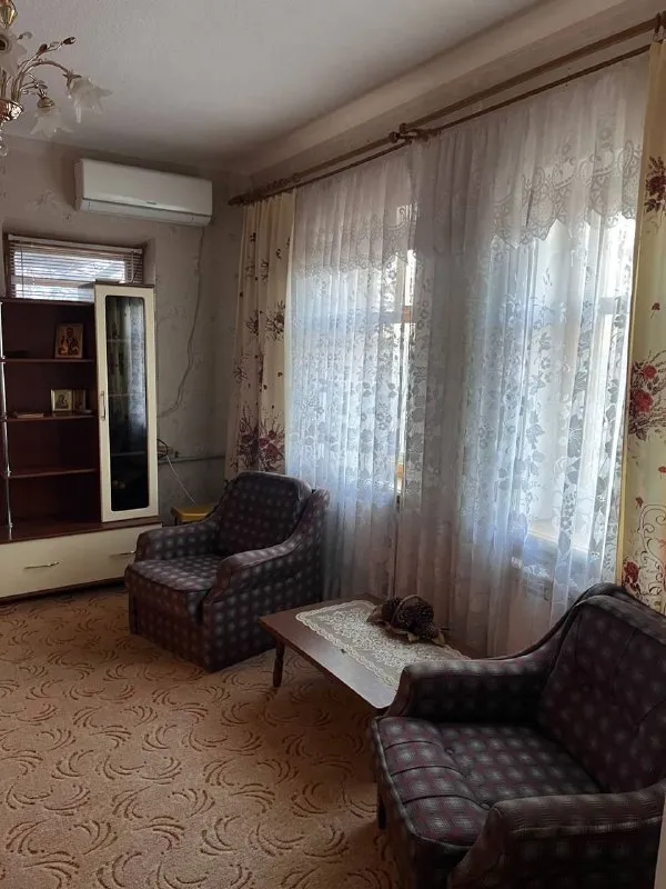 продам 4х-комнатный 🏡 дом 🌇донецке по ул. виноградной (кировский р-н, ориентир - пл. свободы, фабрика игрушек)📍 ✅общая площадь участка - 608 м2.общая площадь дома - 77.4 м2, шлакоблок. жилая - 45.1м2 ✅большой сухой подвал. 🅿на территории участка также гараж (23.8 м2) с ямой и 2х-комн. летняя кухня с газом (21 м2). ✅также на территории участка построены вольер, летний душ, уборная, 2 сарая. ❗️все постройки узаконены и внесены в росреестр. - фотография - 4