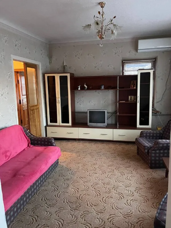 продам 4х-комнатный 🏡 дом 🌇донецке по ул. виноградной (кировский р-н, ориентир - пл. свободы, фабрика игрушек)📍 ✅общая площадь участка - 608 м2.общая площадь дома - 77.4 м2, шлакоблок. жилая - 45.1м2 ✅большой сухой подвал. 🅿на территории участка также гараж (23.8 м2) с ямой и 2х-комн. летняя кухня с газом (21 м2). ✅также на территории участка построены вольер, летний душ, уборная, 2 сарая. ❗️все постройки узаконены и внесены в росреестр. - фотография - 5