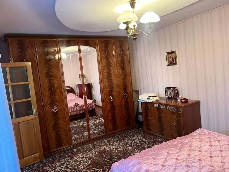 продам 4х-комнатный 🏡 дом 🌇донецке по ул. виноградной (кировский р-н, ориентир - пл. свободы, фабрика игрушек)📍 ✅общая площадь участка - 608 м2.общая площадь дома - 77.4 м2, шлакоблок. жилая - 45.1м2 ✅большой сухой подвал. 🅿на территории участка также гараж (23.8 м2) с ямой и 2х-комн. летняя кухня с газом (21 м2). ✅также на территории участка построены вольер, летний душ, уборная, 2 сарая. ❗️все постройки узаконены и внесены в росреестр. - фотография - 6