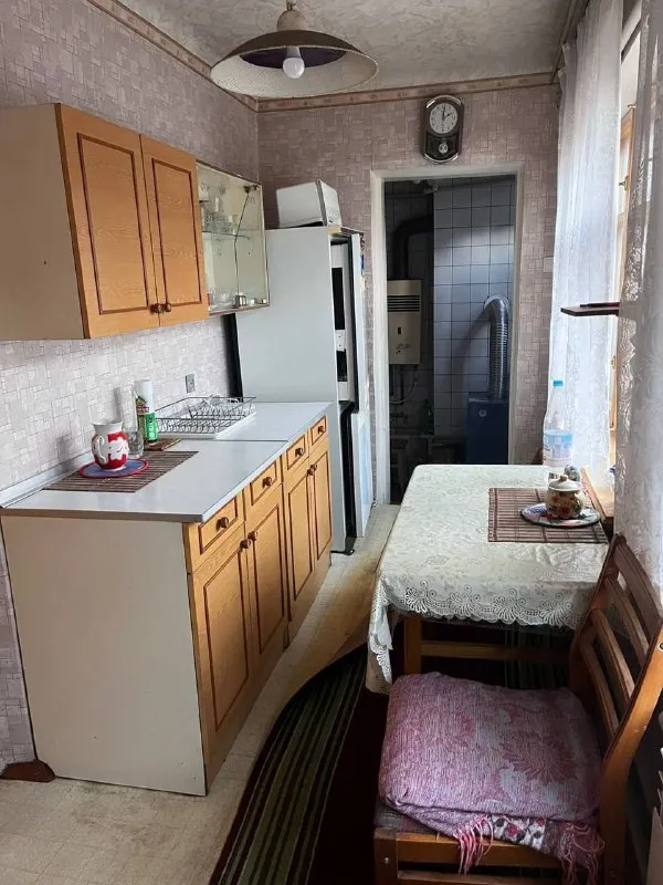 продам 4х-комнатный 🏡 дом 🌇донецке по ул. виноградной (кировский р-н, ориентир - пл. свободы, фабрика игрушек)📍 ✅общая площадь участка - 608 м2.общая площадь дома - 77.4 м2, шлакоблок. жилая - 45.1м2 ✅большой сухой подвал. 🅿на территории участка также гараж (23.8 м2) с ямой и 2х-комн. летняя кухня с газом (21 м2). ✅также на территории участка построены вольер, летний душ, уборная, 2 сарая. ❗️все постройки узаконены и внесены в росреестр. - фотография - 7