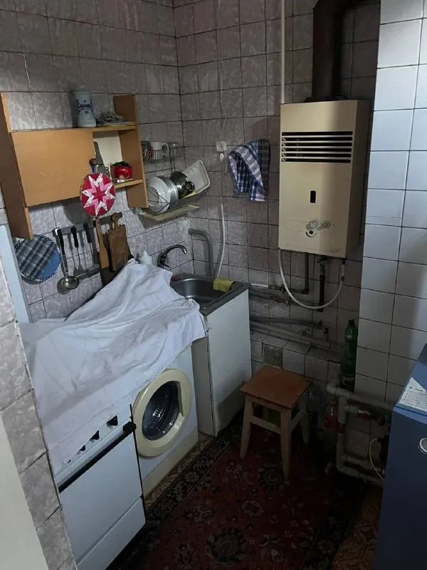 продам 4х-комнатный 🏡 дом 🌇донецке по ул. виноградной (кировский р-н, ориентир - пл. свободы, фабрика игрушек)📍 ✅общая площадь участка - 608 м2.общая площадь дома - 77.4 м2, шлакоблок. жилая - 45.1м2 ✅большой сухой подвал. 🅿на территории участка также гараж (23.8 м2) с ямой и 2х-комн. летняя кухня с газом (21 м2). ✅также на территории участка построены вольер, летний душ, уборная, 2 сарая. ❗️все постройки узаконены и внесены в росреестр. - фотография - 8