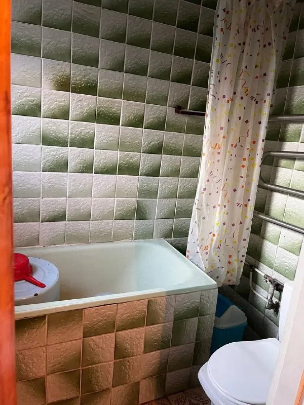 продам 4х-комнатный 🏡 дом 🌇донецке по ул. виноградной (кировский р-н, ориентир - пл. свободы, фабрика игрушек)📍 ✅общая площадь участка - 608 м2.общая площадь дома - 77.4 м2, шлакоблок. жилая - 45.1м2 ✅большой сухой подвал. 🅿на территории участка также гараж (23.8 м2) с ямой и 2х-комн. летняя кухня с газом (21 м2). ✅также на территории участка построены вольер, летний душ, уборная, 2 сарая. ❗️все постройки узаконены и внесены в росреестр. - фотография - 9