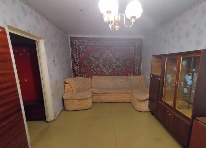 продаётся от собственника!!! без риелтора 2-х комнатная квартира, ул. щетинина, г. донецк, 4 этаж 9-ти этажного дома, состояние жилое, под ремонт, окна частично мп, комнаты раздельные, санузел раздельный, перепланировок нет. хороший район с развитой инфраструктурой, школа, детский сад, супермаркеты, больница в шаговой доступности. документы готовы к продаже, собственник в городе, просмотр в любое время по договоренности. цена 4 млн. руб. +79495051697 - фотография - 1