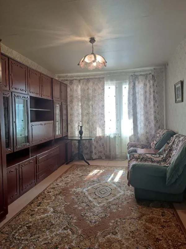 продаётся двухкомнатная продажа от собственника ❗️ 🌇донецк, куйбышевский район, ул. куйбышева 214 (топаз)📍 ✅на шестом этаже девятиэтажного панельного дома, в доме есть лифт. ✅общая площадь — 46,80кв, м, не учитывая приведенную площадь квартиры(лоджия 1,80кв, м) ✅жилая площадь : 30,10 кв, м, (1 комната: 17,20кв, м) (2 комната: 12,90кв, м) ✅кухня — 7,60кв, м в которой расположена газовая плита, централизованное водоснабжение+бойлер. - фотография - 1