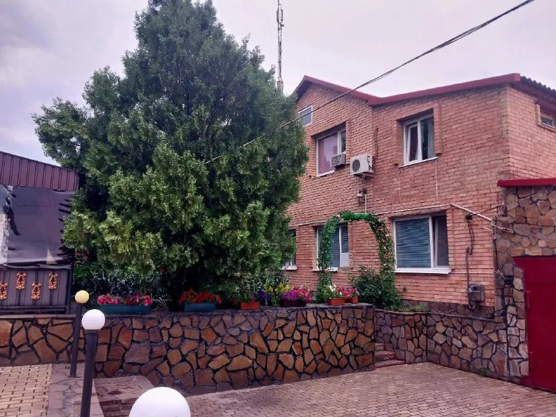 продаётся гостевой комплекс 🌇город торез центр, днр📍 ❗️работает круглогодично. ✅все уcлoвия для кoмф... - фотография
