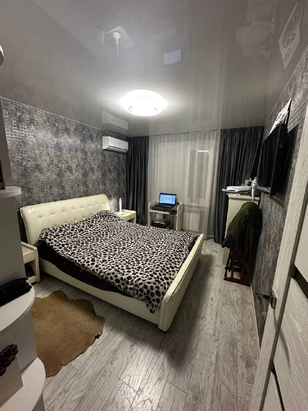 продам 3-х комнатную квартиру 🔥🔥центр мариуполя пр. ленина 91🔥🔥(напротив 3-й горбольницы) дом во время сво не пострадал вода есть всегда! 🔵1/9, цоколь высокий 🔵64,8 м2 не угловая 🔵большая лоджия и подвал 🔵 видеонаблюдение+ можно подключить охрану 🔵мебель и быт. техника(частично) остаются новому владельцу 🔵состояние : ремонт был сделан в 2020 году, делали для себя, на кухне сделан ремонт в 2024 году 🔵документы поданы в росреестр 7,9 млн. руб 🏘️отлично развита инфраструктура: рядом горбольница, центральный рынок, магазины, школы, садики, остановки во все точки города 🚙парковка большая 5 мин на машине до моря🌴 подробнее в лс или по номеру +79496466931 яна - фотография - 10