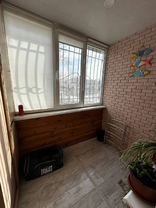 продам 3-х комнатную квартиру 🔥🔥центр мариуполя пр. ленина 91🔥🔥(напротив 3-й горбольницы) дом во время сво не пострадал вода есть всегда! 🔵1/9, цоколь высокий 🔵64,8 м2 не угловая 🔵большая лоджия и подвал 🔵 видеонаблюдение+ можно подключить охрану 🔵мебель и быт. техника(частично) остаются новому владельцу 🔵состояние : ремонт был сделан в 2020 году, делали для себя, на кухне сделан ремонт в 2024 году 🔵документы поданы в росреестр 7,9 млн. руб 🏘️отлично развита инфраструктура: рядом горбольница, центральный рынок, магазины, школы, садики, остановки во все точки города 🚙парковка большая 5 мин на машине до моря🌴 подробнее в лс или по номеру +79496466931 яна - фотография - 2