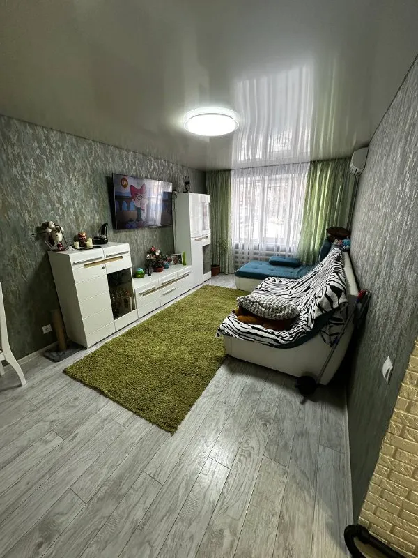 продам 3-х комнатную квартиру 🔥🔥центр мариуполя пр. ленина 91🔥🔥(напротив 3-й горбольницы) дом во время сво не пострадал вода есть всегда! 🔵1/9, цоколь высокий 🔵64,8 м2 не угловая 🔵большая лоджия и подвал 🔵 видеонаблюдение+ можно подключить охрану 🔵мебель и быт. техника(частично) остаются новому владельцу 🔵состояние : ремонт был сделан в 2020 году, делали для себя, на кухне сделан ремонт в 2024 году 🔵документы поданы в росреестр 7,9 млн. руб 🏘️отлично развита инфраструктура: рядом горбольница, центральный рынок, магазины, школы, садики, остановки во все точки города 🚙парковка большая 5 мин на машине до моря🌴 подробнее в лс или по номеру +79496466931 яна - фотография - 3