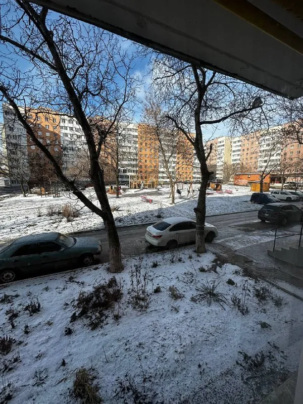 продам 3-х комнатную квартиру 🔥🔥центр мариуполя пр. ленина 91🔥🔥(напротив 3-й горбольницы) дом во время сво не пострадал вода есть всегда! 🔵1/9, цоколь высокий 🔵64,8 м2 не угловая 🔵большая лоджия и подвал 🔵 видеонаблюдение+ можно подключить охрану 🔵мебель и быт. техника(частично) остаются новому владельцу 🔵состояние : ремонт был сделан в 2020 году, делали для себя, на кухне сделан ремонт в 2024 году 🔵документы поданы в росреестр 7,9 млн. руб 🏘️отлично развита инфраструктура: рядом горбольница, центральный рынок, магазины, школы, садики, остановки во все точки города 🚙парковка большая 5 мин на машине до моря🌴 подробнее в лс или по номеру +79496466931 яна - фотография - 4