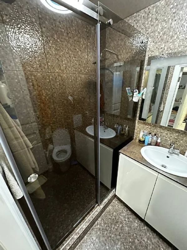 продам 3-х комнатную квартиру 🔥🔥центр мариуполя пр. ленина 91🔥🔥(напротив 3-й горбольницы) дом во время сво не пострадал вода есть всегда! 🔵1/9, цоколь высокий 🔵64,8 м2 не угловая 🔵большая лоджия и подвал 🔵 видеонаблюдение+ можно подключить охрану 🔵мебель и быт. техника(частично) остаются новому владельцу 🔵состояние : ремонт был сделан в 2020 году, делали для себя, на кухне сделан ремонт в 2024 году 🔵документы поданы в росреестр 7,9 млн. руб 🏘️отлично развита инфраструктура: рядом горбольница, центральный рынок, магазины, школы, садики, остановки во все точки города 🚙парковка большая 5 мин на машине до моря🌴 подробнее в лс или по номеру +79496466931 яна - фотография - 5