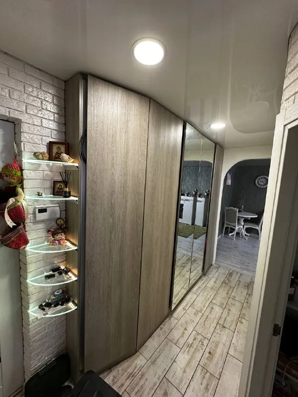 продам 3-х комнатную квартиру 🔥🔥центр мариуполя пр. ленина 91🔥🔥(напротив 3-й горбольницы) дом во время сво не пострадал вода есть всегда! 🔵1/9, цоколь высокий 🔵64,8 м2 не угловая 🔵большая лоджия и подвал 🔵 видеонаблюдение+ можно подключить охрану 🔵мебель и быт. техника(частично) остаются новому владельцу 🔵состояние : ремонт был сделан в 2020 году, делали для себя, на кухне сделан ремонт в 2024 году 🔵документы поданы в росреестр 7,9 млн. руб 🏘️отлично развита инфраструктура: рядом горбольница, центральный рынок, магазины, школы, садики, остановки во все точки города 🚙парковка большая 5 мин на машине до моря🌴 подробнее в лс или по номеру +79496466931 яна - фотография - 6