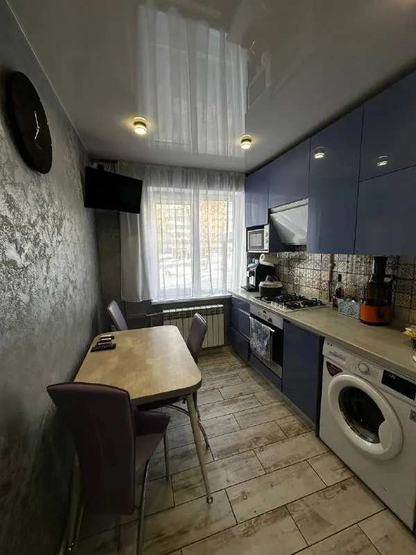 продам 3-х комнатную квартиру 🔥🔥центр мариуполя пр. ленина 91🔥🔥(напротив 3-й горбольницы) дом во время сво не пострадал вода есть всегда! 🔵1/9, цоколь высокий 🔵64,8 м2 не угловая 🔵большая лоджия и подвал 🔵 видеонаблюдение+ можно подключить охрану 🔵мебель и быт. техника(частично) остаются новому владельцу 🔵состояние : ремонт был сделан в 2020 году, делали для себя, на кухне сделан ремонт в 2024 году 🔵документы поданы в росреестр 7,9 млн. руб 🏘️отлично развита инфраструктура: рядом горбольница, центральный рынок, магазины, школы, садики, остановки во все точки города 🚙парковка большая 5 мин на машине до моря🌴 подробнее в лс или по номеру +79496466931 яна - фотография - 7