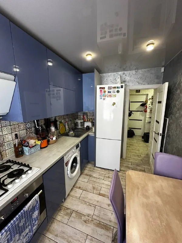 продам 3-х комнатную квартиру 🔥🔥центр мариуполя пр. ленина 91🔥🔥(напротив 3-й горбольницы) дом во время сво не пострадал вода есть всегда! 🔵1/9, цоколь высокий 🔵64,8 м2 не угловая 🔵большая лоджия и подвал 🔵 видеонаблюдение+ можно подключить охрану 🔵мебель и быт. техника(частично) остаются новому владельцу 🔵состояние : ремонт был сделан в 2020 году, делали для себя, на кухне сделан ремонт в 2024 году 🔵документы поданы в росреестр 7,9 млн. руб 🏘️отлично развита инфраструктура: рядом горбольница, центральный рынок, магазины, школы, садики, остановки во все точки города 🚙парковка большая 5 мин на машине до моря🌴 подробнее в лс или по номеру +79496466931 яна - фотография - 8