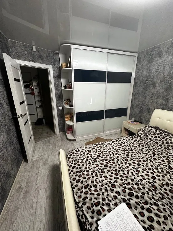 продам 3-х комнатную квартиру 🔥🔥центр мариуполя пр. ленина 91🔥🔥(напротив 3-й горбольницы) дом во время сво не пострадал вода есть всегда! 🔵1/9, цоколь высокий 🔵64,8 м2 не угловая 🔵большая лоджия и подвал 🔵 видеонаблюдение+ можно подключить охрану 🔵мебель и быт. техника(частично) остаются новому владельцу 🔵состояние : ремонт был сделан в 2020 году, делали для себя, на кухне сделан ремонт в 2024 году 🔵документы поданы в росреестр 7,9 млн. руб 🏘️отлично развита инфраструктура: рядом горбольница, центральный рынок, магазины, школы, садики, остановки во все точки города 🚙парковка большая 5 мин на машине до моря🌴 подробнее в лс или по номеру +79496466931 яна - фотография - 9