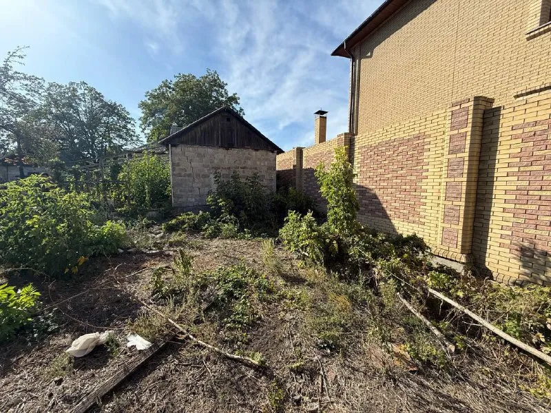 продажа земельного участка 10 соток земли ❗️ 🌇донецк, центр - рядом отель прага - парк щербакова локация 🔝ул. варейкиса📍 🏡на участке расположен жилой дом общей площадью 70 квадратов ✅идеально для семейной застройки, шикарный участок рядом со школой № 55 ✅тихий безопасный район, с развитой инфраструктурой ✅собственник в городе - фотография - 2