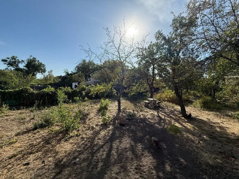 продажа земельного участка 10 соток земли ❗️ 🌇донецк, центр - рядом отель прага - парк щербакова локация 🔝ул. варейкиса📍 🏡на участке расположен жилой дом общей площадью 70 квадратов ✅идеально для семейной застройки, шикарный участок рядом со школой № 55 ✅тихий безопасный район, с развитой инфраструктурой ✅собственник в городе - фотография - 7