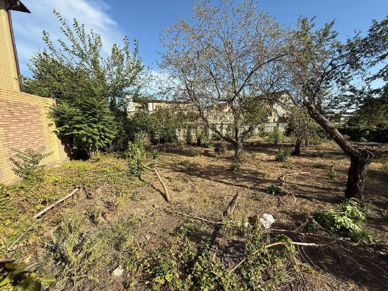 продажа земельного участка 10 соток земли ❗️ 🌇донецк, центр - рядом отель прага - парк щербакова локация 🔝ул. варейкиса📍 🏡на участке расположен жилой дом общей площадью 70 квадратов ✅идеально для семейной застройки, шикарный участок рядом со школой № 55 ✅тихий безопасный район, с развитой инфраструктурой ✅собственник в городе - фотография - 8