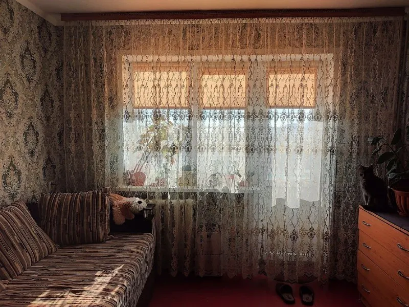 ‼️продажа квартиры‼️ макеевка, мкр. октябрьский (капитальная). продам 1-ком квартиру 31.6 м² (в малосемейке). собственник, не агенство! квартира в отличном жилом состоянии. 3-й этаж. установлены хорошие м/п окна (пятикамерные с немецкой фурнитурой), новые коммуникации (вода, канализация, отопление), нагревательный бак, новый инверторный кондиционер квартира продается без мебели отличное месторасположение развитая инфраструктура: рядом рынок, торговый центр, супермаркеты, магазины, детский сад, школа есть все необходимое для жизни документы в порядке квартира внесена в росреестр, присвоен кадастровый номер 🔥собственник торг реальному покупателю! 💴цена: 1🍋6 рублей ☎️+7(949) 421-23-90 недвижимость днр - фотография - 2