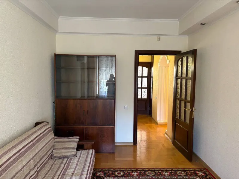 ☎️+79496455686 ☎️+79495059339 ✔️продажа квартиры в центре донецка ворошиловский район бульвар пушкина ❗️ лучшая локация города 🌆 3х комнатная сталинка 78 квадратов. ✔️высокие потолки ✔️квартира теплая ✔️толстые стены - кирпич ✔️вода 💦 согласно графику (колонка автомат). чистый подъезд отлично развита инфраструктура ❗️ ✔️документы готовы ключи 🔑 в агентстве ☎️+79496455686 ☎️+79495059339 цена 10.500.000 торг есть 👌 - фотография - 10