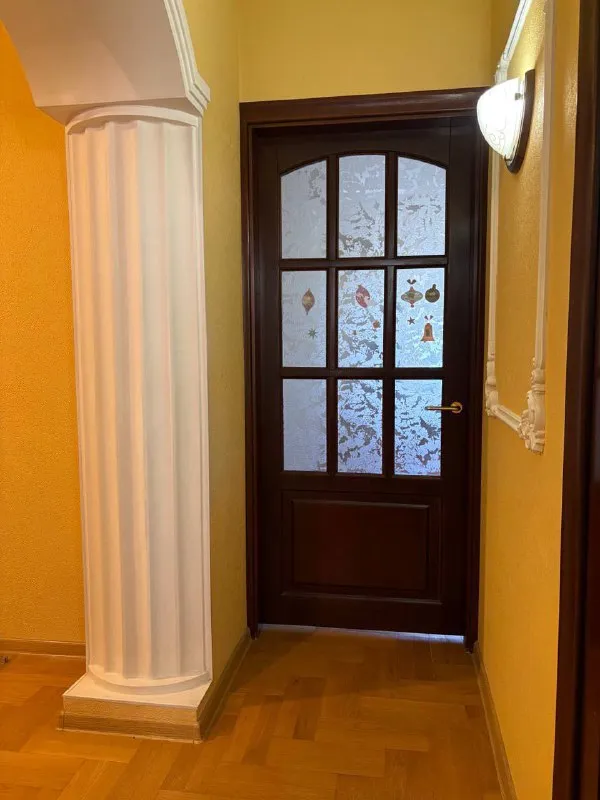 ☎️+79496455686 ☎️+79495059339 ✔️продажа квартиры в центре донецка ворошиловский район бульвар пушкина ❗️ лучшая локация города 🌆 3х комнатная сталинка 78 квадратов. ✔️высокие потолки ✔️квартира теплая ✔️толстые стены - кирпич ✔️вода 💦 согласно графику (колонка автомат). чистый подъезд отлично развита инфраструктура ❗️ ✔️документы готовы ключи 🔑 в агентстве ☎️+79496455686 ☎️+79495059339 цена 10.500.000 торг есть 👌 - фотография - 4