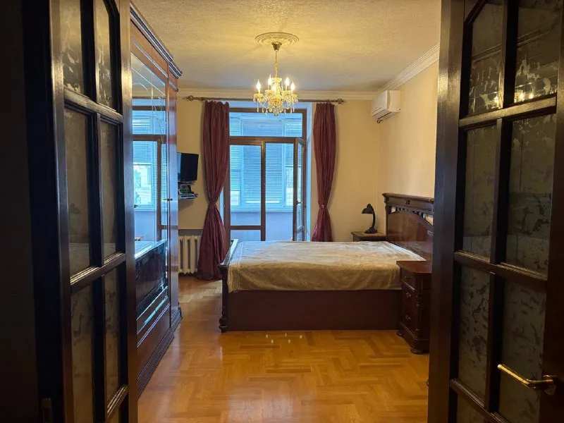 ☎️+79496455686 ☎️+79495059339 ✔️продажа квартиры в центре донецка ворошиловский район бульвар пушкина ❗️ лучшая локация города 🌆 3х комнатная сталинка 78 квадратов. ✔️высокие потолки ✔️квартира теплая ✔️толстые стены - кирпич ✔️вода 💦 согласно графику (колонка автомат). чистый подъезд отлично развита инфраструктура ❗️ ✔️документы готовы ключи 🔑 в агентстве ☎️+79496455686 ☎️+79495059339 цена 10.500.000 торг есть 👌 - фотография - 7