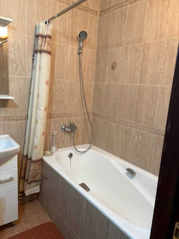 ☎️+79496455686 ☎️+79495059339 ✔️продажа квартиры в центре донецка ворошиловский район бульвар пушкина ❗️ лучшая локация города 🌆 3х комнатная сталинка 78 квадратов. ✔️высокие потолки ✔️квартира теплая ✔️толстые стены - кирпич ✔️вода 💦 согласно графику (колонка автомат). чистый подъезд отлично развита инфраструктура ❗️ ✔️документы готовы ключи 🔑 в агентстве ☎️+79496455686 ☎️+79495059339 цена 10.500.000 торг есть 👌 - фотография - 8