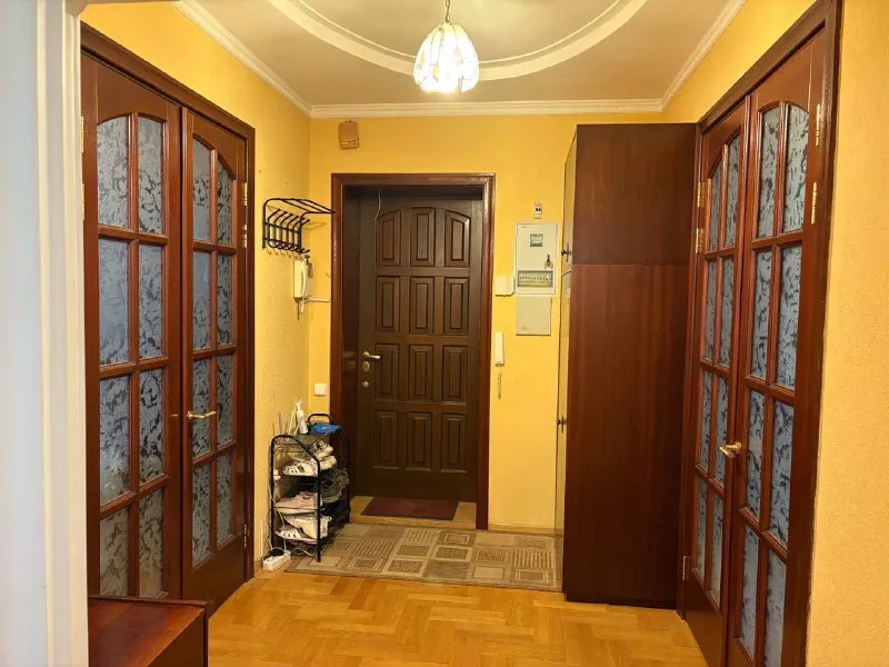 ☎️+79496455686 ☎️+79495059339 ✔️продажа квартиры в центре донецка ворошиловский район бульвар пушкина ❗️ лучшая локация города 🌆 3х комнатная сталинка 78 квадратов. ✔️высокие потолки ✔️квартира теплая ✔️толстые стены - кирпич ✔️вода 💦 согласно графику (колонка автомат). чистый подъезд отлично развита инфраструктура ❗️ ✔️документы готовы ключи 🔑 в агентстве ☎️+79496455686 ☎️+79495059339 цена 10.500.000 торг есть 👌 - фотография - 9