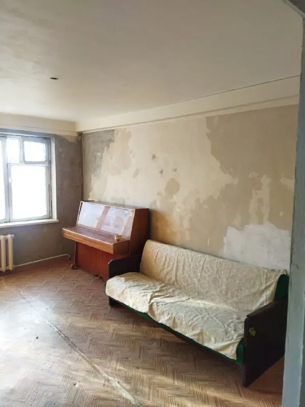 продается 2-х комнатная квартира 🏙️в центре бирюзова,37д. 📍 🔹5/5-этажного дома, 🔹площадь 47 кв. м. 🔹рядом магазины, банк, почта, рынок, садик, школа, больница 🔹две минуты до общественного транспорта 🔹в 23 -м году полностью закатана новая крыша, отопление зимой отличное, в кухне тёплый пол под кафелем 🔹в одной комнате можно проживать, в другой нужно поклеить обои! 📑документы готовы, никто не прописан, долгов по жкх нет. ❗️объявление от собственника, оформление только через нотариус, по желанию можете своего риэлтора привлечь!) 💰цена 2 750 000 ₽ торг в квартире❗️ 📲☎️ +79493918220 подписаться | дать объявление - фотография - 1