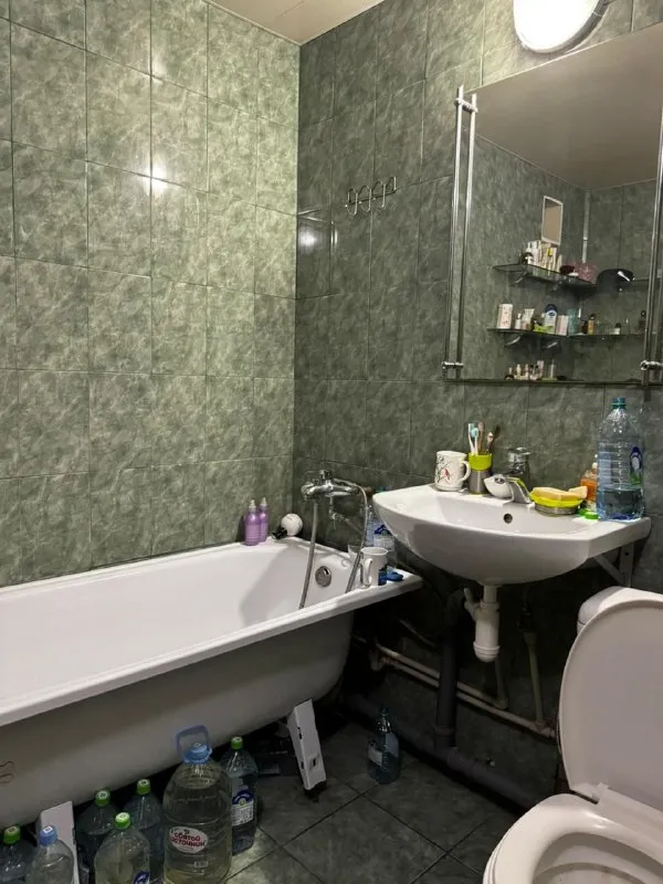 ‼️продажа квартиры‼️ 🏡продаётся 3-х комнатная квартира г. донецк днр ворошиловский р-н, бульвар школьный ✅этажность–3/5, не угловая ✅окна пластиковые в квартире произведён свежий качественный ремонт ✅мебель и бытовая техника остаётся ✅рядом остановка общественного транспорта, магазины, крытый рынок, супермаркеты 🔥собственник 💴цена: 7🍋500.000 рублей ☎️+7(949) 507-34-48 недвижимость днр - фотография - 8