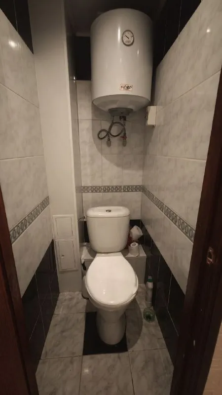 ‼️продажа квартиры‼️ 🏡продаётся 2-двухкомнатная квартира🗺г. енакиево днр ватутина, улица саратовская 7 ✅этажность–1/9, высокий цоколь ✅общая площадь–51.3 м2 ✅жилая–30.5 м2 ✅кухня–9 м2 ✅санузел раздельный застекленная лоджия (вход из зала и спальни) ✅пластиковые окна, на всех окнах фигурные решетки ✅встроенная кухня ✅индивидуальное отопление и горячая вода (настенный газовый двухконтурный котел) ✅рядом школа, детский садик, детская и взрослая амбулатория, супермаркеты, рынок, аптеки, банк, почта 🧾документы готовы 🔥собственник 💴цена: 3🍋500.000 рублей ☎️+7(949) 365-48-14 лилия николаевна 📨подписаться - фотография - 10