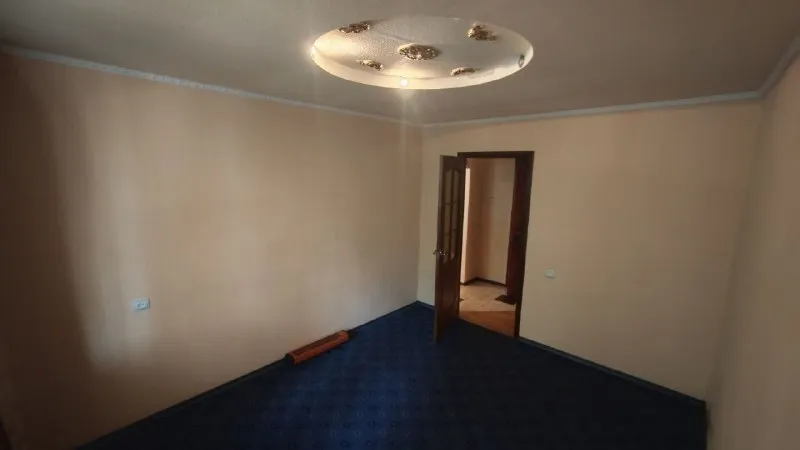 ‼️продажа квартиры‼️ 🏡продаётся 2-двухкомнатная квартира🗺г. енакиево днр ватутина, улица саратовская 7 ✅этажность–1/9, высокий цоколь ✅общая площадь–51.3 м2 ✅жилая–30.5 м2 ✅кухня–9 м2 ✅санузел раздельный застекленная лоджия (вход из зала и спальни) ✅пластиковые окна, на всех окнах фигурные решетки ✅встроенная кухня ✅индивидуальное отопление и горячая вода (настенный газовый двухконтурный котел) ✅рядом школа, детский садик, детская и взрослая амбулатория, супермаркеты, рынок, аптеки, банк, почта 🧾документы готовы 🔥собственник 💴цена: 3🍋500.000 рублей ☎️+7(949) 365-48-14 лилия николаевна 📨подписаться - фотография - 2