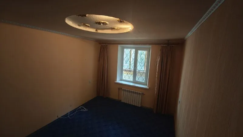 ‼️продажа квартиры‼️ 🏡продаётся 2-двухкомнатная квартира🗺г. енакиево днр ватутина, улица саратовская 7 ✅этажность–1/9, высокий цоколь ✅общая площадь–51.3 м2 ✅жилая–30.5 м2 ✅кухня–9 м2 ✅санузел раздельный застекленная лоджия (вход из зала и спальни) ✅пластиковые окна, на всех окнах фигурные решетки ✅встроенная кухня ✅индивидуальное отопление и горячая вода (настенный газовый двухконтурный котел) ✅рядом школа, детский садик, детская и взрослая амбулатория, супермаркеты, рынок, аптеки, банк, почта 🧾документы готовы 🔥собственник 💴цена: 3🍋500.000 рублей ☎️+7(949) 365-48-14 лилия николаевна 📨подписаться - фотография - 3