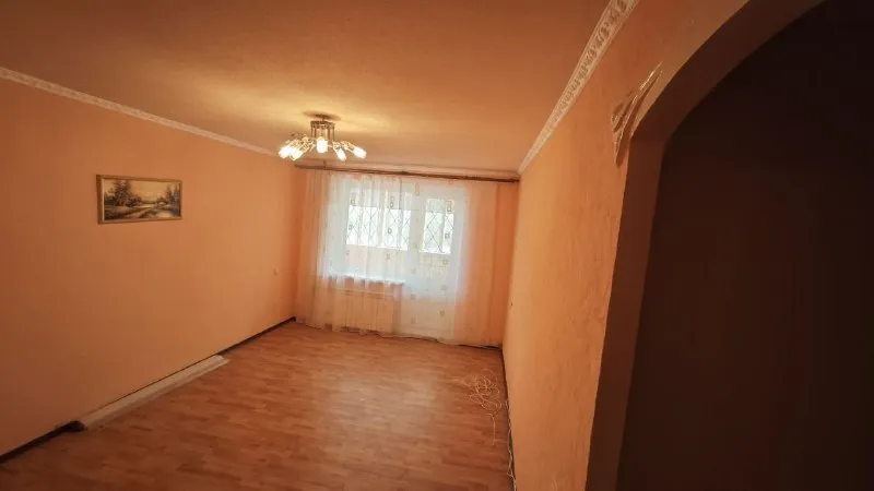 ‼️продажа квартиры‼️ 🏡продаётся 2-двухкомнатная квартира🗺г. енакиево днр ватутина, улица саратовская 7 ✅этажность–1/9, высокий цоколь ✅общая площадь–51.3 м2 ✅жилая–30.5 м2 ✅кухня–9 м2 ✅санузел раздельный застекленная лоджия (вход из зала и спальни) ✅пластиковые окна, на всех окнах фигурные решетки ✅встроенная кухня ✅индивидуальное отопление и горячая вода (настенный газовый двухконтурный котел) ✅рядом школа, детский садик, детская и взрослая амбулатория, супермаркеты, рынок, аптеки, банк, почта 🧾документы готовы 🔥собственник 💴цена: 3🍋500.000 рублей ☎️+7(949) 365-48-14 лилия николаевна 📨подписаться - фотография - 4