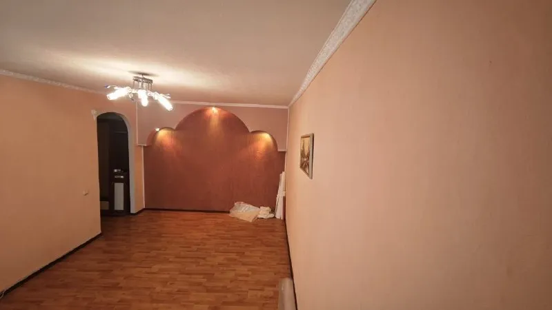 ‼️продажа квартиры‼️ 🏡продаётся 2-двухкомнатная квартира🗺г. енакиево днр ватутина, улица саратовская 7 ✅этажность–1/9, высокий цоколь ✅общая площадь–51.3 м2 ✅жилая–30.5 м2 ✅кухня–9 м2 ✅санузел раздельный застекленная лоджия (вход из зала и спальни) ✅пластиковые окна, на всех окнах фигурные решетки ✅встроенная кухня ✅индивидуальное отопление и горячая вода (настенный газовый двухконтурный котел) ✅рядом школа, детский садик, детская и взрослая амбулатория, супермаркеты, рынок, аптеки, банк, почта 🧾документы готовы 🔥собственник 💴цена: 3🍋500.000 рублей ☎️+7(949) 365-48-14 лилия николаевна 📨подписаться - фотография - 5