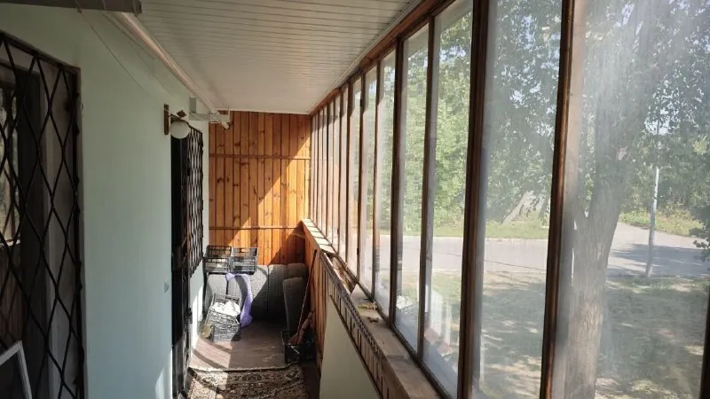 ‼️продажа квартиры‼️ 🏡продаётся 2-двухкомнатная квартира🗺г. енакиево днр ватутина, улица саратовская 7 ✅этажность–1/9, высокий цоколь ✅общая площадь–51.3 м2 ✅жилая–30.5 м2 ✅кухня–9 м2 ✅санузел раздельный застекленная лоджия (вход из зала и спальни) ✅пластиковые окна, на всех окнах фигурные решетки ✅встроенная кухня ✅индивидуальное отопление и горячая вода (настенный газовый двухконтурный котел) ✅рядом школа, детский садик, детская и взрослая амбулатория, супермаркеты, рынок, аптеки, банк, почта 🧾документы готовы 🔥собственник 💴цена: 3🍋500.000 рублей ☎️+7(949) 365-48-14 лилия николаевна 📨подписаться - фотография - 6