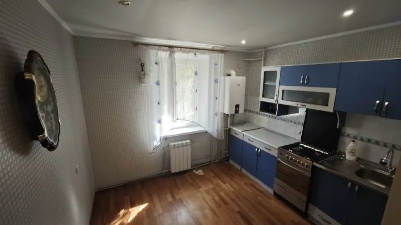 ‼️продажа квартиры‼️ 🏡продаётся 2-двухкомнатная квартира🗺г. енакиево днр ватутина, улица саратовская 7 ✅этажность–1/9, высокий цоколь ✅общая площадь–51.3 м2 ✅жилая–30.5 м2 ✅кухня–9 м2 ✅санузел раздельный застекленная лоджия (вход из зала и спальни) ✅пластиковые окна, на всех окнах фигурные решетки ✅встроенная кухня ✅индивидуальное отопление и горячая вода (настенный газовый двухконтурный котел) ✅рядом школа, детский садик, детская и взрослая амбулатория, супермаркеты, рынок, аптеки, банк, почта 🧾документы готовы 🔥собственник 💴цена: 3🍋500.000 рублей ☎️+7(949) 365-48-14 лилия николаевна 📨подписаться - фотография - 7