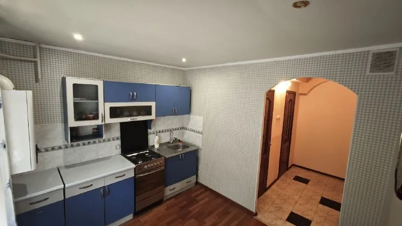 ‼️продажа квартиры‼️ 🏡продаётся 2-двухкомнатная квартира🗺г. енакиево днр ватутина, улица саратовская 7 ✅этажность–1/9, высокий цоколь ✅общая площадь–51.3 м2 ✅жилая–30.5 м2 ✅кухня–9 м2 ✅санузел раздельный застекленная лоджия (вход из зала и спальни) ✅пластиковые окна, на всех окнах фигурные решетки ✅встроенная кухня ✅индивидуальное отопление и горячая вода (настенный газовый двухконтурный котел) ✅рядом школа, детский садик, детская и взрослая амбулатория, супермаркеты, рынок, аптеки, банк, почта 🧾документы готовы 🔥собственник 💴цена: 3🍋500.000 рублей ☎️+7(949) 365-48-14 лилия николаевна 📨подписаться - фотография - 8