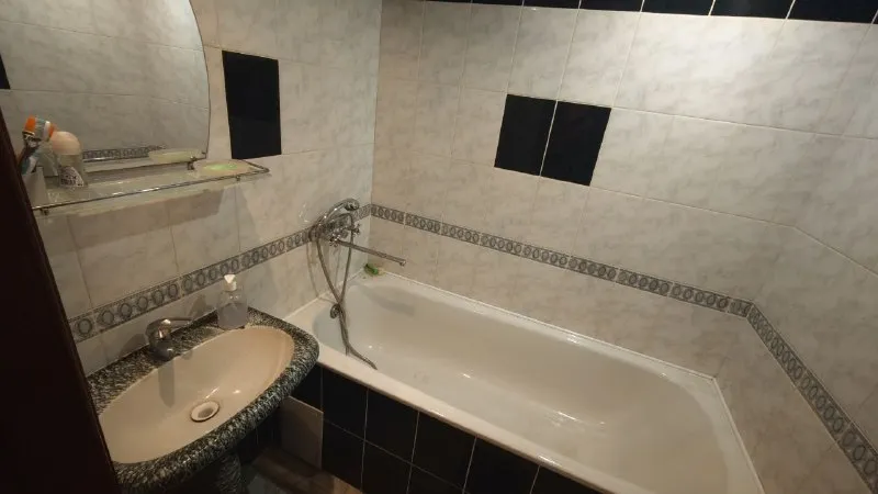 ‼️продажа квартиры‼️ 🏡продаётся 2-двухкомнатная квартира🗺г. енакиево днр ватутина, улица саратовская 7 ✅этажность–1/9, высокий цоколь ✅общая площадь–51.3 м2 ✅жилая–30.5 м2 ✅кухня–9 м2 ✅санузел раздельный застекленная лоджия (вход из зала и спальни) ✅пластиковые окна, на всех окнах фигурные решетки ✅встроенная кухня ✅индивидуальное отопление и горячая вода (настенный газовый двухконтурный котел) ✅рядом школа, детский садик, детская и взрослая амбулатория, супермаркеты, рынок, аптеки, банк, почта 🧾документы готовы 🔥собственник 💴цена: 3🍋500.000 рублей ☎️+7(949) 365-48-14 лилия николаевна 📨подписаться - фотография - 9