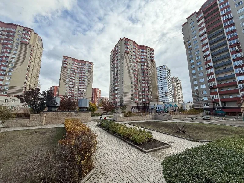 продажа квартиры в новострое 🌇донецк, центр панфилова 21 корпус 1-жк «центральный »📍 ❗️так же продается идентичная квартира этажом ниже❗️ ✅консьерж, паркинг видеонаблюдение 👍красивый вид из окна ✅высокие потолки, удобная планировка ✅этаж 9 ✅общая квадратура 130больница вишневского ✅транспортная развязка в любую точку города ✅собственник в городе 💰стоимость за одну: 115.000 $ 📲☎️+79493005543 📲☎️+79496455686 подписаться | дать объявление - фотография - 1