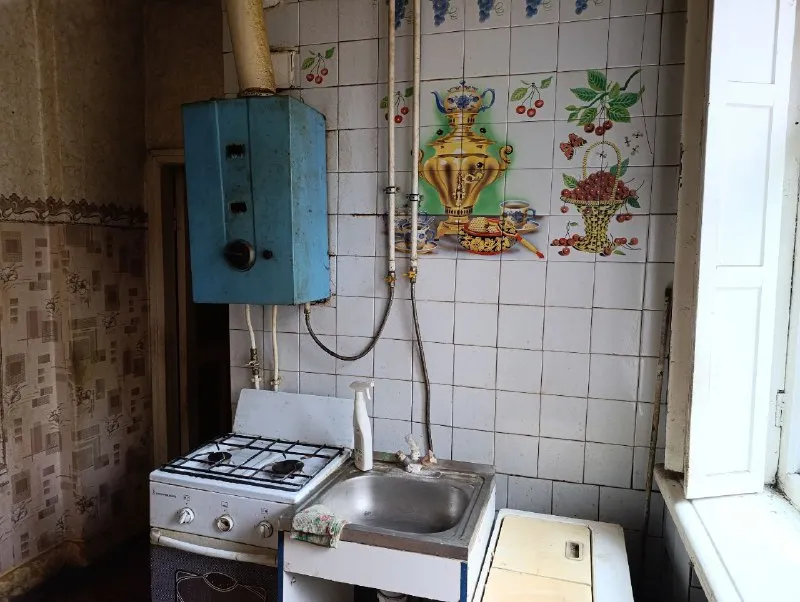 ‼️продажа квартиры‼️ 🏡продам 2-двухкомнатную квартиру в центре г. макеевка днр ✅этажность–1/3 жилого дома ✅общая площадь–49.4 м2 ✅квартира не угловая, комнаты раздельные, есть кладовая, подвал для оборудования индивидуального водоснабжения, газовая колонка ✅рядом поликлиника, школа, детский садик, менделеевский рынок и т. д ✅вода хорошим напором по графику, двор не проходной ✅имеются парковочные места под авто 🧾документы готовы 🔥собственник 💴цена: 2🍋5 рублей ☎️+7(949) 502-36-56 ☎️+7(949) 751-29-69 недвижимость днр - фотография - 5