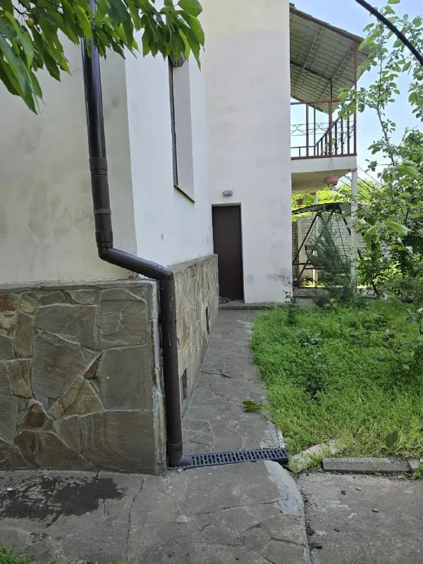 🏠 дом 🏠 💲стоимость:18,5🍋 ₽ 🏘️площадь дома:250 м2 это идеальный дом для счастливой жизни. 🌲отличный дом в экологически чистом месте, возле базы "шахтёр". "кирша". дом 2006 года постройки -🏬 3 уровня, ремонт 2013 года. 🪵🔥в доме два вида отопления, 💦💧своя скважина!!! 🏚баня на дровах, 🚘🚔гараж на 2 авто, 🍢🍢беседка, мангальная зона. 6 соток земли. +7(949)36-77-907 татьяна александровна - фотография - 1