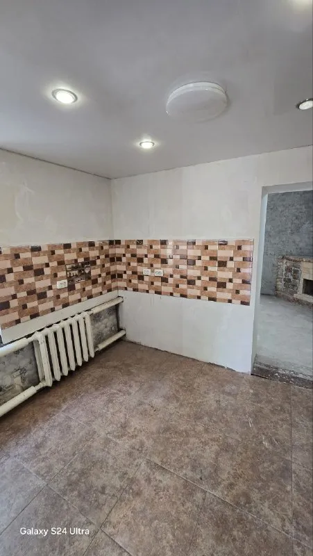 продажа дом( дск) 2млн‼️ донецк, пр. журналистов площадь дома:56 м2 ♨️🎁супер предложение, 💟🔥по супер цене. продаётся дом после ⚒капитального ремонта. отличное состояние, 🪮просто поклеить обои и заходи- живи. финский, отдельный двор есть участок. ✅поменяна крыша, ✅пластиковые окна, ✅сделан капитальный ремонт, ✅металлическая дверь, ✅отопление: паровое+электрическое❗️ ✅полы с подогревом ✅есть камин. ✅в доме 2 спальни, ✅зал с камином. ✅ санузел в кафеле, ✅во дворе гараж, ✅хоз/ постройки, ✅3 соточки земли. фото соответствует, документы готовы, очень срочная продажа‼️ ваш агент +7949-36-77-907 татьяна александровна - фотография - 5