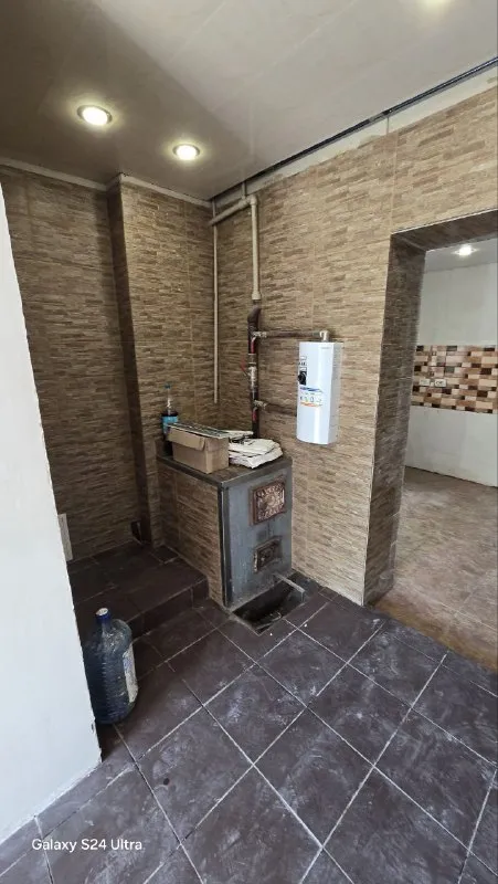 продажа дом( дск) 2млн‼️ донецк, пр. журналистов площадь дома:56 м2 ♨️🎁супер предложение, 💟🔥по супер цене. продаётся дом после ⚒капитального ремонта. отличное состояние, 🪮просто поклеить обои и заходи- живи. финский, отдельный двор есть участок. ✅поменяна крыша, ✅пластиковые окна, ✅сделан капитальный ремонт, ✅металлическая дверь, ✅отопление: паровое+электрическое❗️ ✅полы с подогревом ✅есть камин. ✅в доме 2 спальни, ✅зал с камином. ✅ санузел в кафеле, ✅во дворе гараж, ✅хоз/ постройки, ✅3 соточки земли. фото соответствует, документы готовы, очень срочная продажа‼️ ваш агент +7949-36-77-907 татьяна александровна - фотография - 7