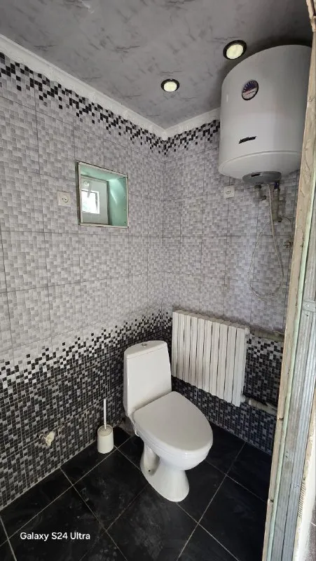 продажа дом( дск) 2млн‼️ донецк, пр. журналистов площадь дома:56 м2 ♨️🎁супер предложение, 💟🔥по супер цене. продаётся дом после ⚒капитального ремонта. отличное состояние, 🪮просто поклеить обои и заходи- живи. финский, отдельный двор есть участок. ✅поменяна крыша, ✅пластиковые окна, ✅сделан капитальный ремонт, ✅металлическая дверь, ✅отопление: паровое+электрическое❗️ ✅полы с подогревом ✅есть камин. ✅в доме 2 спальни, ✅зал с камином. ✅ санузел в кафеле, ✅во дворе гараж, ✅хоз/ постройки, ✅3 соточки земли. фото соответствует, документы готовы, очень срочная продажа‼️ ваш агент +7949-36-77-907 татьяна александровна - фотография - 8