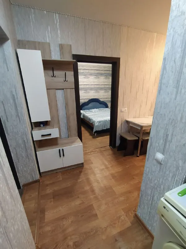 продам 2-комнатную квартиру с ремонтом. 🌇донецк, кировский р-н, ориентир пл. свободы. ❗этажность 1/2, общая площадь 45,4 м2 ❗в квартире был сделан ремонт: натяжные потолки во всех комнатах, постелен линолеум, поклеены обои, вставлены пластиковые окна. санузел выложен плиткой, сантехника новая. ❗индивидуальное отопление, новые пластиковые трубы и новые радиаторы, установлен двухконтурный газовый котел. после ремонта никто не жил. ❗мебель и техника вся остается. кухня, прихожая, шкаф-купе, диван и телевизор— новые. ❗документы готовы, прописанных нет, владелец в донецке. 💰цена: 4 200 000р+ агентские ☎тел: +79494706765 андрей ан - фотография - 1