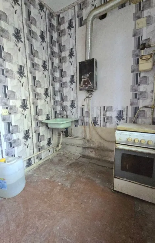 продаю, 2х ком квартиру на вертикальной, под ремонт! цена: 2.5 млн. рублей. г. донецк, будённовский район, ул. минская 2, ориентир миграционная служба буд. рн. квартира расположена в 3х этажном доме на 1м этаже в тихом, уютном дворе и районе города. цоколь высокий, высота потолков 3м, середина дома. квартира под ремонт, требует вложений! фото соответствует звоните +7949 4513060 или пишите в телеграм, александр топ риелтор днр - фотография - 3