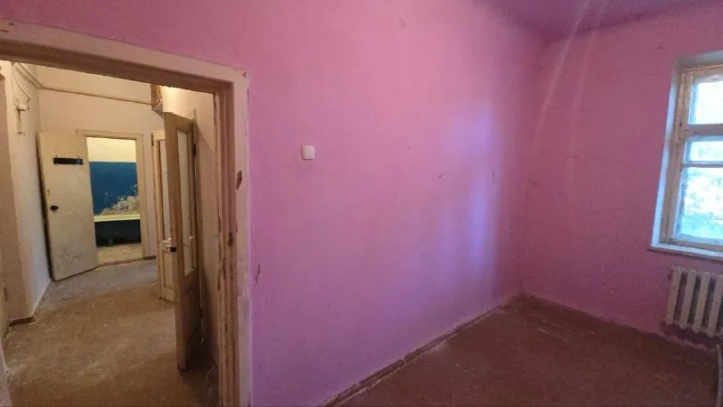 продаю, 2х ком квартиру на вертикальной, под ремонт! цена: 2.5 млн. рублей. г. донецк, будённовский район, ул. минская 2, ориентир миграционная служба буд. рн. квартира расположена в 3х этажном доме на 1м этаже в тихом, уютном дворе и районе города. цоколь высокий, высота потолков 3м, середина дома. квартира под ремонт, требует вложений! фото соответствует звоните +7949 4513060 или пишите в телеграм, александр топ риелтор днр - фотография - 4