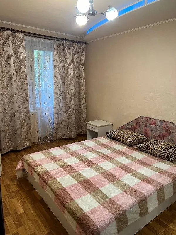 сдам посуточно двухкомнатную квартиру, которая расположена в кировском районе г донецка, м-н текстил... - фотография - 1